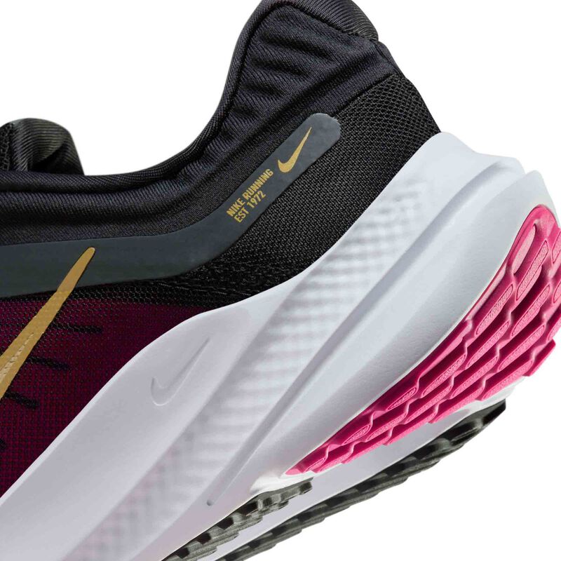 Nike Quest 5, Negro/Gris humo oscuro/Baya de fuego/Oro metalizado, hi-res
