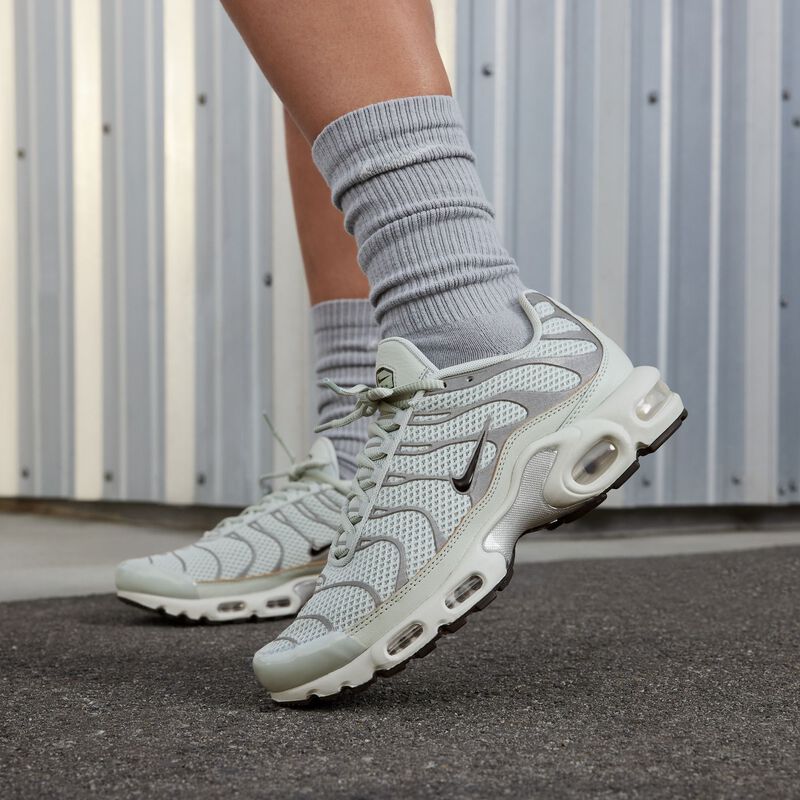 Nike Air Max Plus, Plata Claro/Cromo/Hueso Claro/Negro, hi-res