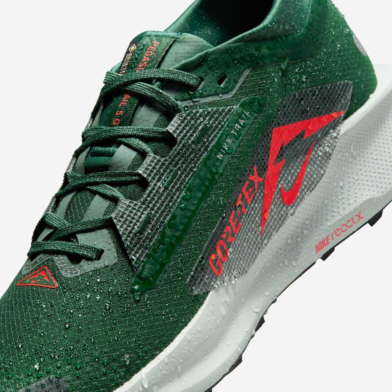 Nike Pegasus Trail 5 GORE-TEX, Abeto/Verde arcilla/Ocre del desierto/Carmesí brillante, hi-res