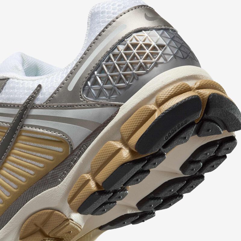 Nike Zoom Vomero 5, Peltre Metálico/Ceniza Media-Paracaídas Beige-Blanco-Marfil Pálido- Platino Metálico, hi-res
