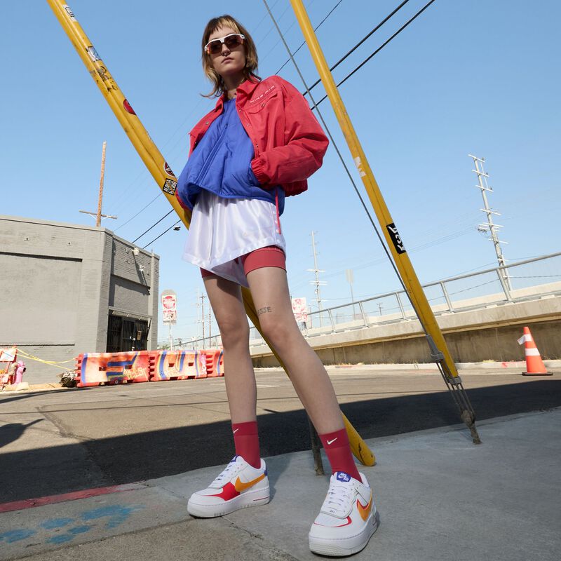 Nike Air Force 1 Shadow, Blanco/Rojo sirena/Polvo fotón/Reloj de sol, hi-res