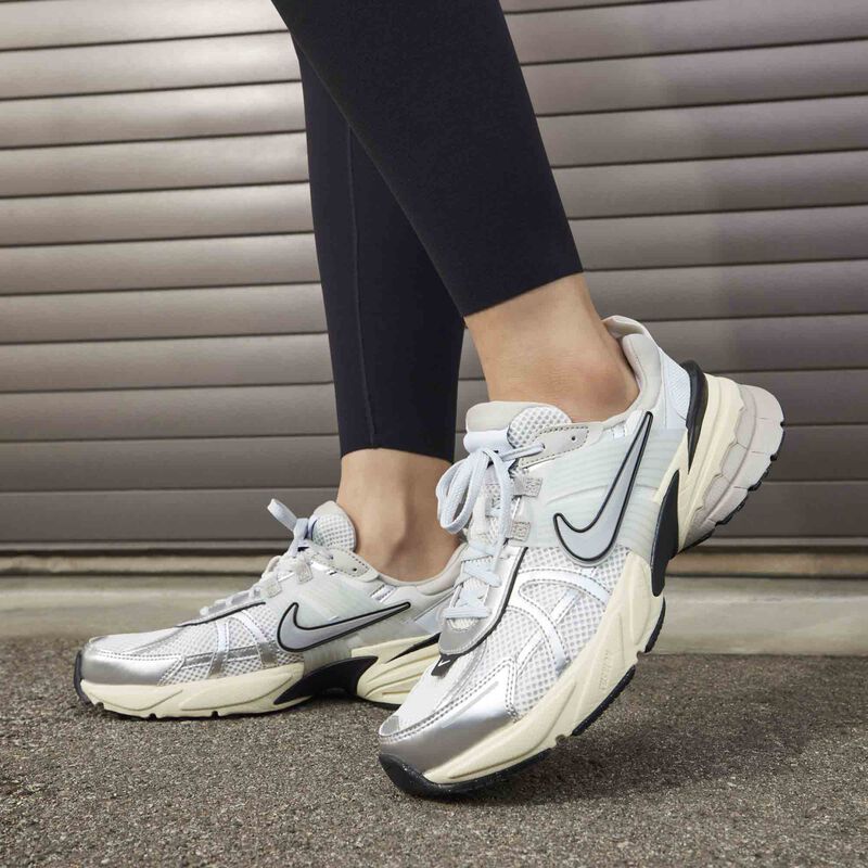 Nike V2K Run, Blanco Cumbre/Platino Puro/Mineral De Hierro Ligero/Plata Metalizado, hi-res