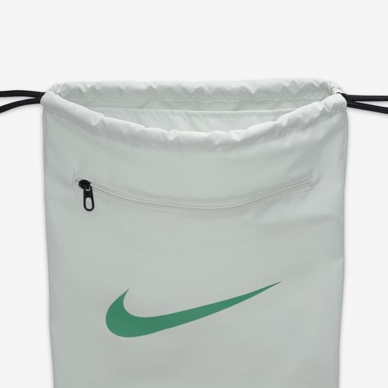 Nike Brasilia 9.5, Plata Claro/Negro/Verde Estadio, hi-res