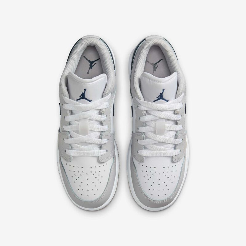 Air Jordan 1 Low, Blanco/Gris Neutro/Marrón Medio Goma/Azul Marino Medianoche, hi-res