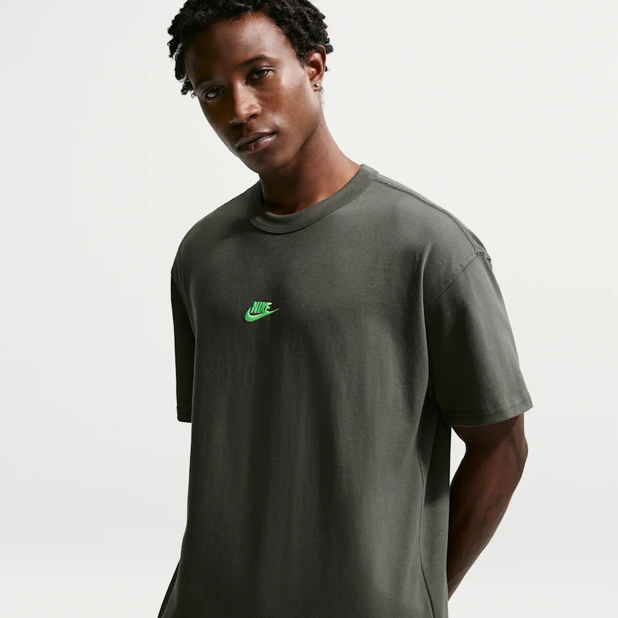 Nike Sportswear Premium Essentials, Peri&oacute;dico
